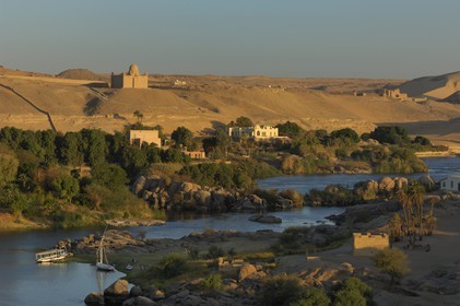 Egypte, Haute Egypte, Nubie, vallée du Nil, Assouan, Ile Elephantine et mausolée de l'Agha Khan en arrière plan sur la rive ouest