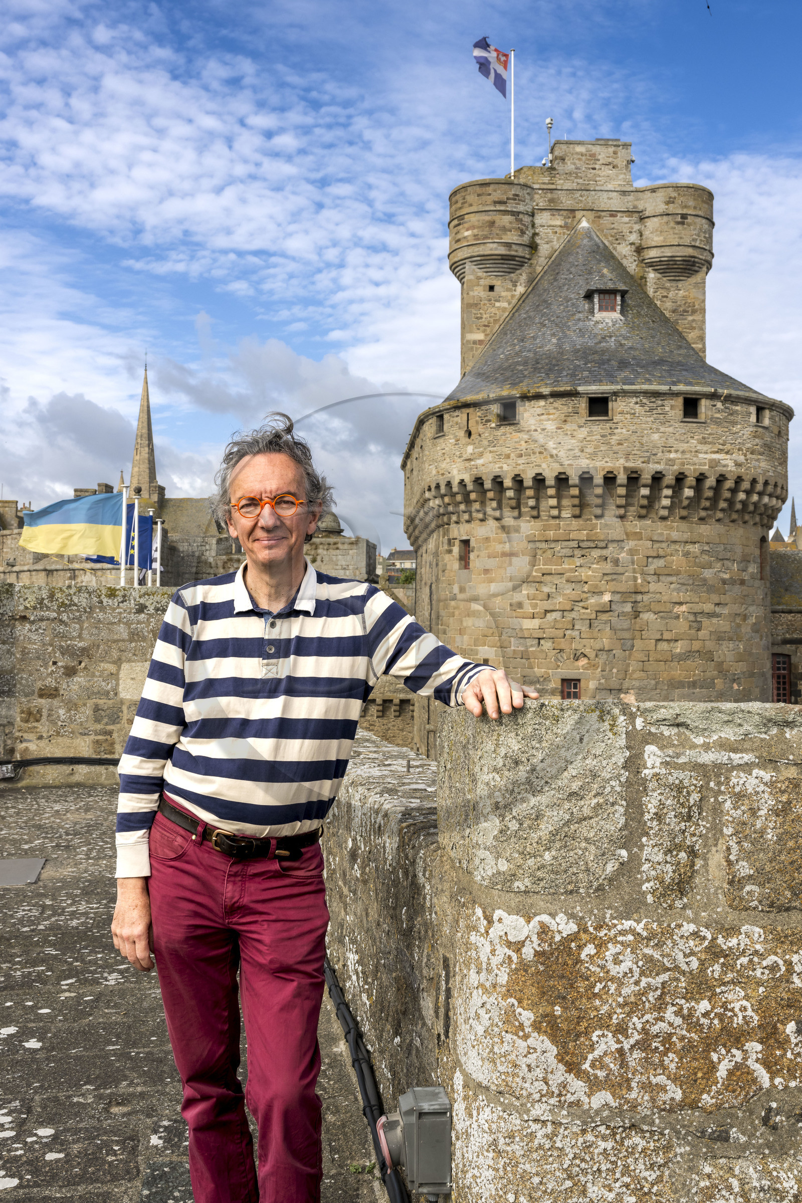 France, Ille-et-Vilaine (35), Côte d'Emeraude, Saint-Malo, l'historien malouin Olivier Chereil de la Rivière, propriétaire de l'Hotel particulier Magon, authentique demeure de corsaire du XVIIIème siècle, le donjon du chateau de Saint-Malo (XVème siècle) en arrière plan