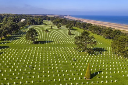 France, Calvados (14), Colleville-sur-Mer, cimetière américain de Colleville-sur-Mer et la plage du débarquement de Omaha Beach en arrière plan