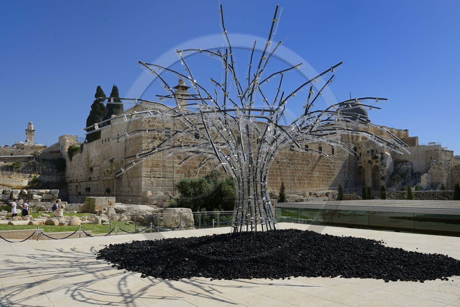 Israel, Jérusalem, ville sainte, vieille-ville classée Patrimoine Mondial de l'UNESCO, Le Mont du Temple vu du Centre Davidson, murs de soutènement ouest et sud de l'esplanade du Temple construite par Hérode Ier le Grand et la mosquée Al-Aqsa en hauteur, oeuvre The Tree of Zinorot de Yoav Khomsky