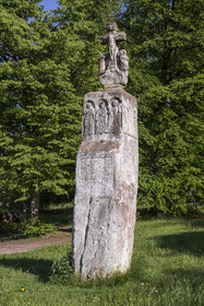 France, Moselle (57), Meisenthal, le Breitenstein (pierre large) aussi connu sous le nom de Pierre des 12 Apôtres qui fait référence aux représentations des douze Apotres gravées sur les quatre côtés du menhir de grès rouge d'une hauteur de quatre mètres quarante, probablement aussi depuis très longtemps une pierre frontière