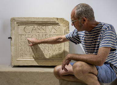 France, Vaucluse (84), Vaison-la-Romaine, site archéologique de Puymin, musée archéologique Théo Desplans, inscription funéraire sur un monument funéraire romain de Cassius Theomnestus et de Cassius Aristo trouvé à Vaison, Cassius Theomnestus a fait faire (ce monument) de son vivant pour lui même et pour Cassius Aristo. Ce monument ne fait pas parti de l'héritage, décripté par Jean-Marc Mignon, archéologue et attaché principal de conservation du patrimoine du Vaucluse