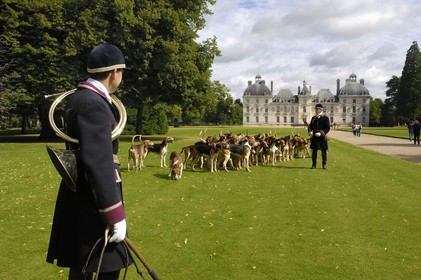 France, Loir-et-Cher (41), château de Cheverny, les piqueux Vol au Vent et La Rosée qui gèrent la meute de 90 chiens de chasse à cour
