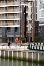 Royaume-Uni, Irlande du Nord, Belfast, Titanic Quarter sur Queen's Island, la sculpture publique appelée Kit créée par l'artiste Tony Stallard représente des éléments identifiables du Titanic dans un cadre