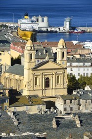 France, Haute-Corse (2B), Bastia, l'église Saint-Jean-Baptiste et le port commercial en arrière plan