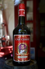 France, Haute-Corse (2B), Bastia, maison Mattéi au 15 boulevard du Général de Gaulle, la célèbre bouteille de Cap Corse