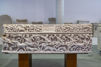 France, Bouches-du-Rhône (13), Arles, musée départemental Arles antique, sarcophage dit de la chasse à courre aux sangliers et aux cerfs provenant du site de Trinquetaille et datant du début du IVe siècle