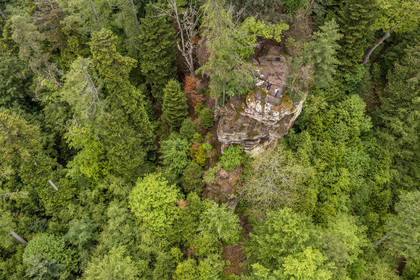 France, Bas-Rhin (67), Parc Naturel régional des Vosges du Nord, La Petite Pierre, le Rocher Blanc, rocher de grès rose du sentier des Trois Roches auquel le lichen clair a donné son nom (vue aérienne)