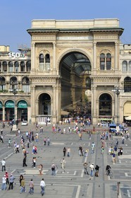 Italie, Lombardie, Milan, Piazza del Duomo et l'entrée de la galerie Vittorio Emanuele II, galerie commerçante construite au XIXe siècle par Giuseppe Mengoni