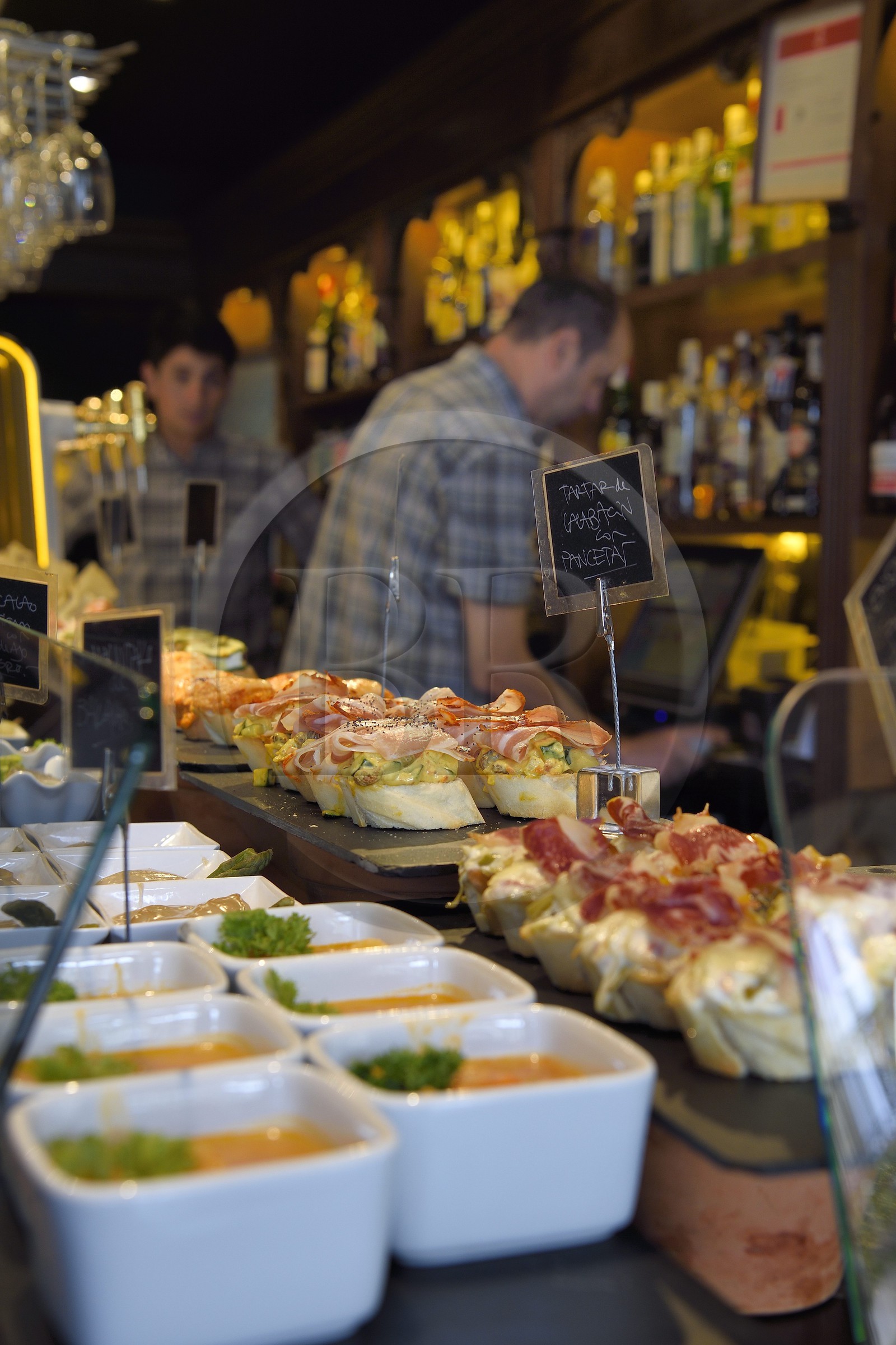 Espagne, Pays basque espagnol, Biscaye, Bilbao, Casco Viejo (vieille ville), Bar-restaurant de la plaza Nueva, pintxos (tapas)