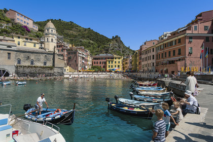 Italie, Ligurie, Cinque Terre, parc national des Cinque Terre classé Patrimoine Mondial de l'UNESCO, village de Vernazza, barques dans le port