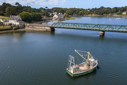 France, Finistère (29), Pays des Abers, Aber Wrac'h, Plouguerneau, dragueur en bois des années 60 specialement conçu pour l'ostréiculture et pont de l'Aber Wrac'h (vue aérienne)