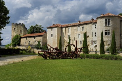 France, Dordogne (24), Périgord Blanc, Périgueux, quartier de la Cité dit de Vésone, jardins du musée Vesunna et maisons sur les remparts, les ruines du chateau Barrière en arrière plan