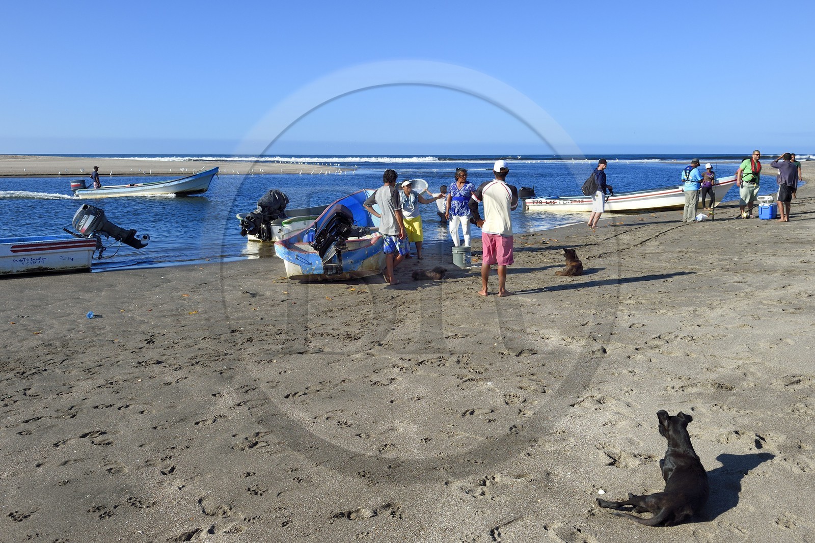 Nicaragua, la côte pacifique de Leon, parc national Isla Juan Venado, plage de Las Penitas, bateau de pêcheurs