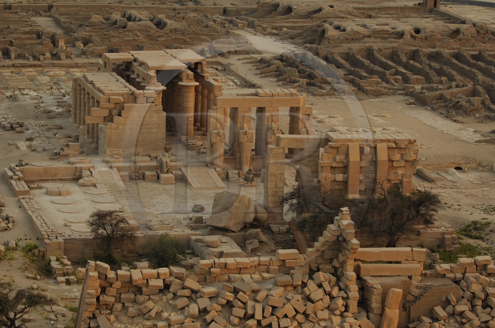 Egypte, Haute Egypte, vallée du Nil, environs de Louxor, nécropole thébaine classée Patrimoine Mondial de l'UNESCO, Thèbes Ouest, temple de Ramesseum (vue aérienne)