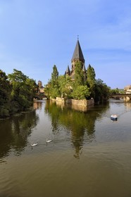 France, Moselle (57), Metz, Ile du Petit-Saulcy, le temple neuf ou église des allemands de culte protestant reformé et les berges de la Moselle canalisée