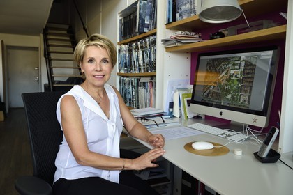 France, Bouches-du-Rhône (13), Marseille, l'architecte Corinne Vezzoni à son bureau dans la Cité Radieuse de Le Corbusier