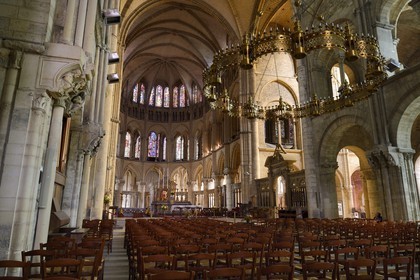 France, Marne (51), Reims, la basilique Saint-Rémi classée Patrimoine Mondial de l'UNESCO, construite aux alentours de l'An mil, la nef centrale avec la couronne de lumière et le tombeau de saint Rémi dans le chœur en arrière plan