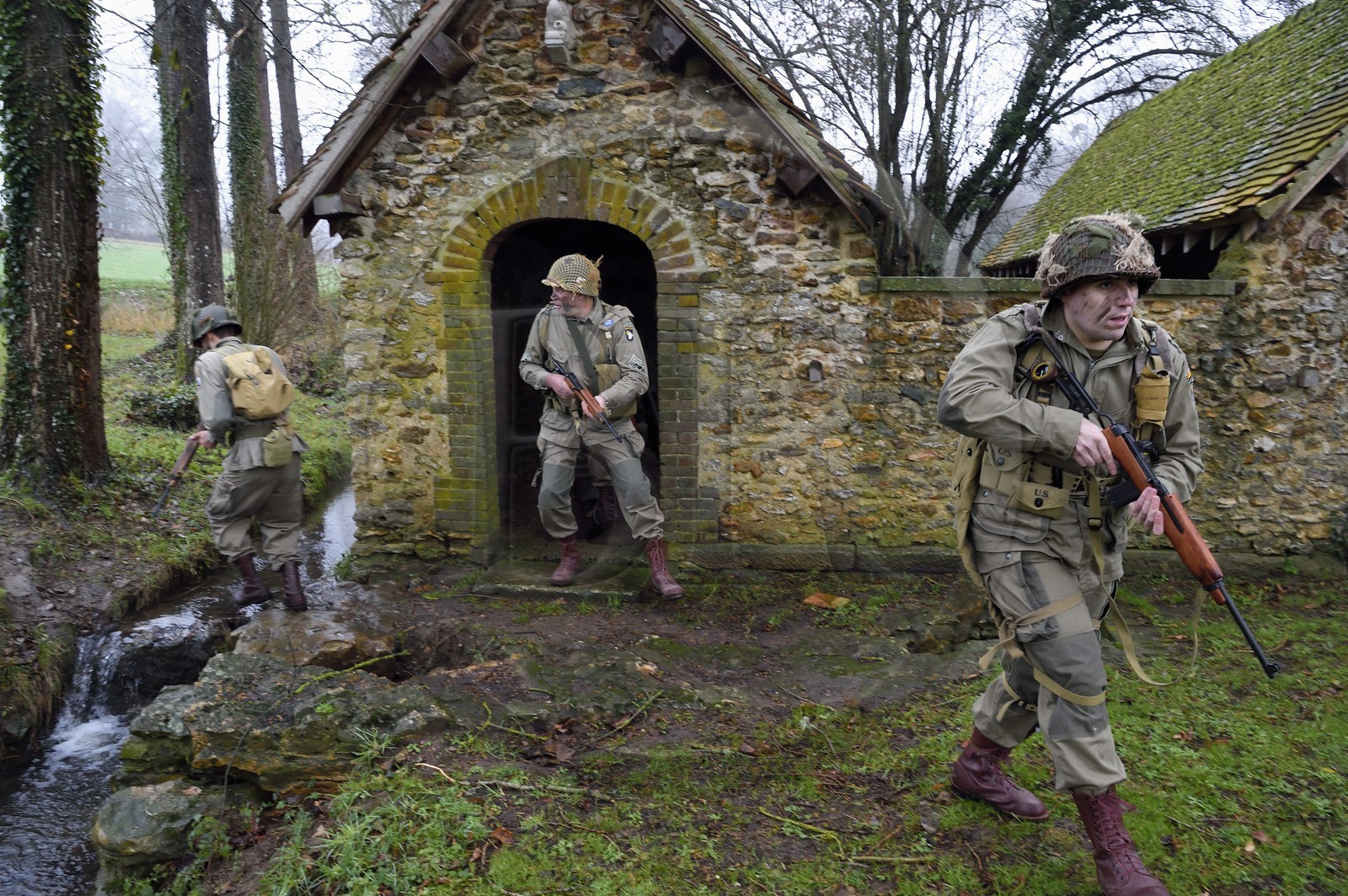 France, Eure (27), lavoir de Sainte-Colombe-prés-Vernon, Allied Reconstitution Group (association de reconstitution historique de la 2éme Guerre Mondiale américain et Maquis), reconstitueurs en uniforme de la 101e division aéroportée US