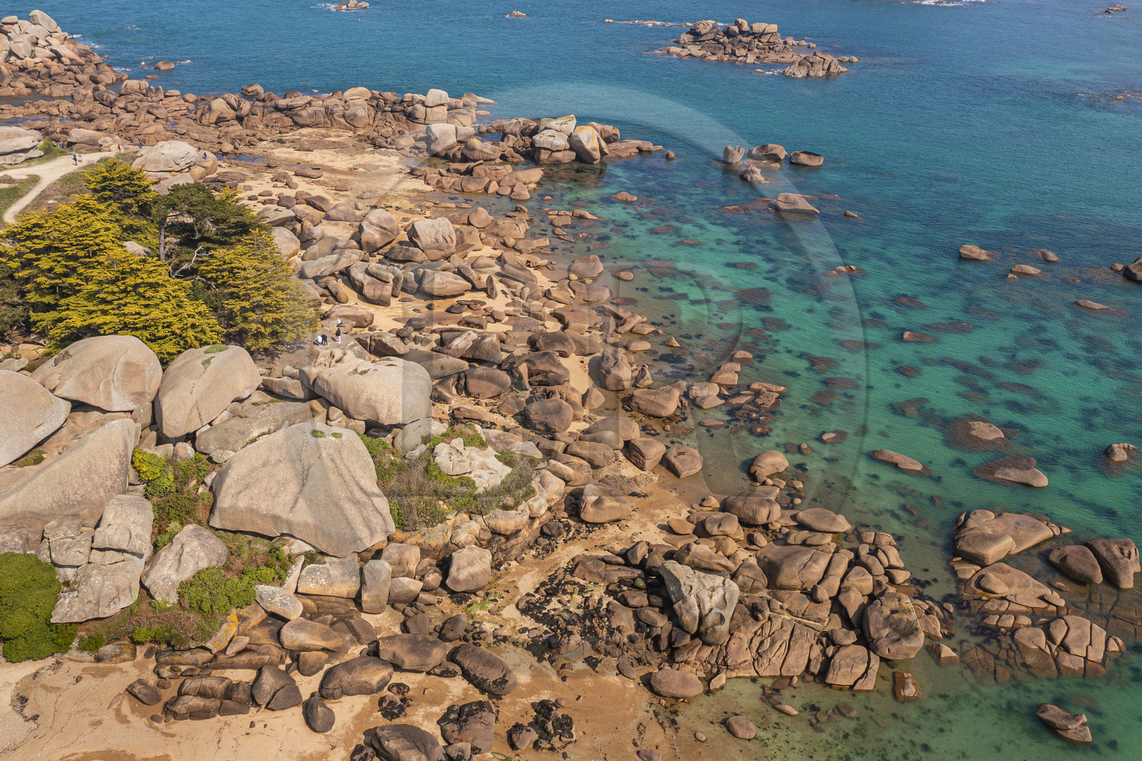 France, Côtes-d'Armor (22), Côte de Granit Rose, Trégastel, Ile Renote, le chaos granitique émerge de la plage à marée basse (vue aérienne)