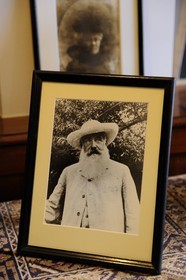 France, Eure (27), Giverny, la maison de Claude Monet, le premier atelier transformé en salon et salle de présentation de son vivant, portrait photographique de l'artiste et de sa femme