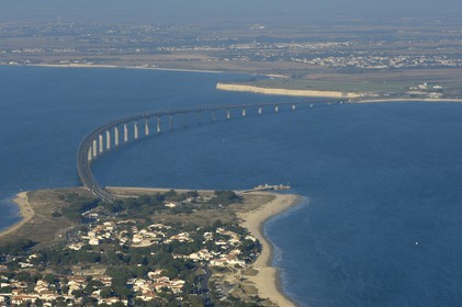 France, Charente-Maritime (17), Pont-viaduc de l'île de Ré (vue aérienne)