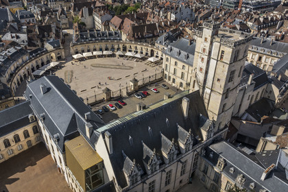 France, Côte-d'Or (21), Dijon, zone classée Patrimoine Mondial de l'UNESCO, palais des Ducs de Bourgogne sur la place de la Libération surmonté par la tour Philippe Le Bon (vue aérienne)