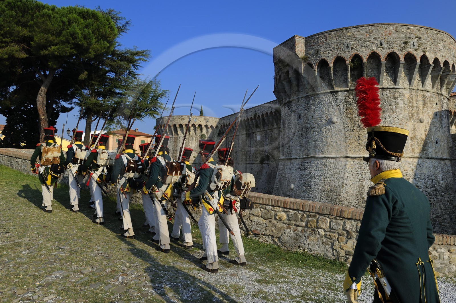 Italie, Ligurie, Sarzana, Napoleon Festival, soldats français de la Grande Armée du régiment de la Légion irlandaise devant la citadelle (forteresse Firmafede)