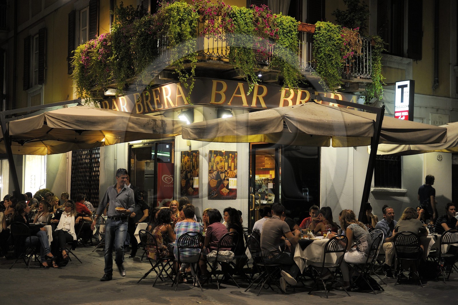 Italy, Lombardy, Milan, restaurants terraces via Brera