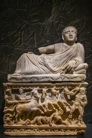 France, Gard (30), Nîmes, Musée de la Romanité, une urne cinéraire étrusque en albatre représentant le voyage d'un défunt sur un char (Volterra IIème siècle av. J.-C.)(exposition temporaire)