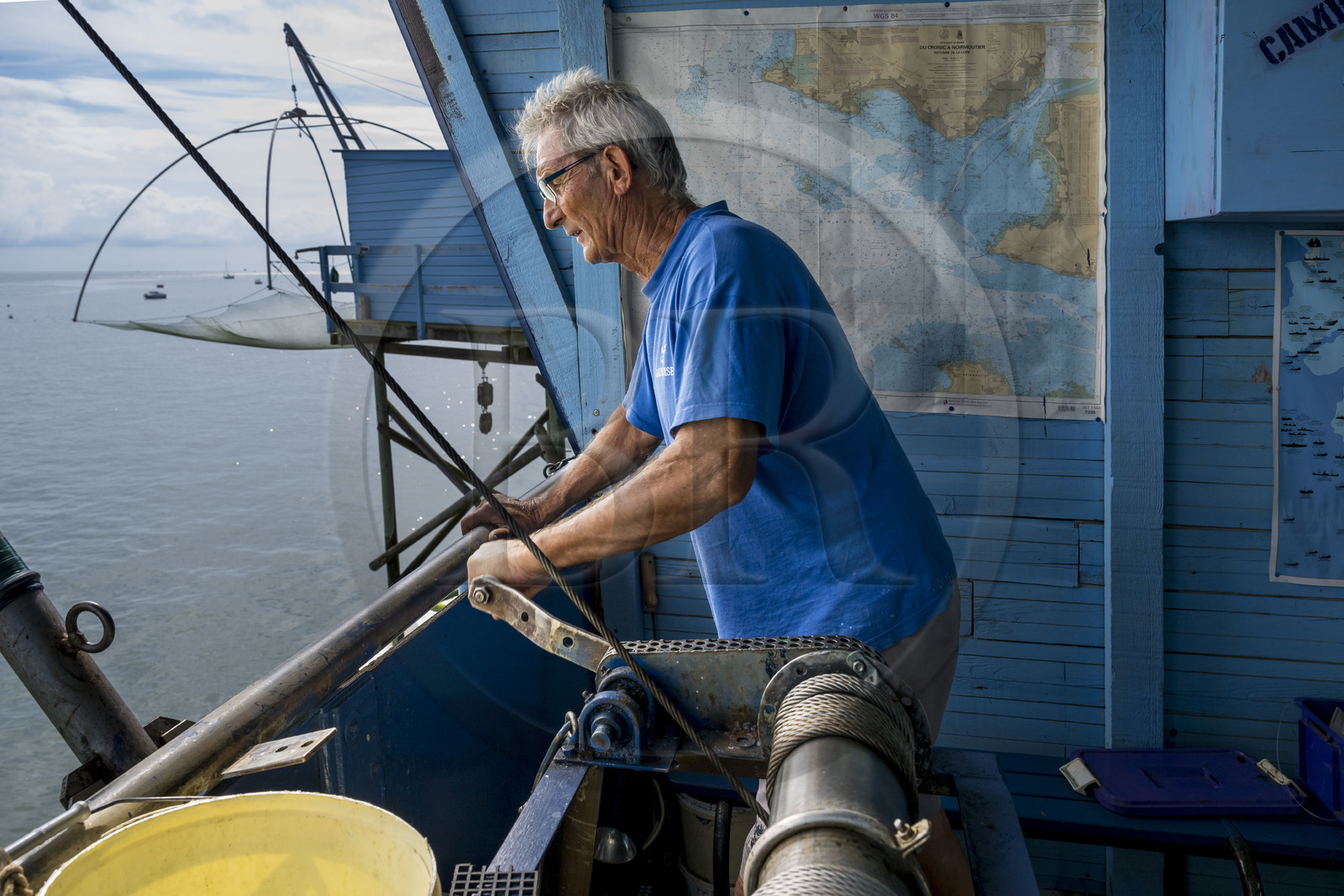 France, Loire-Atlantique (44), Estuaire de la Loire, Saint-Nazaire, plage de Trébézy, pêcheries de Gavy, le pêcheur Roland Dupont dans sa cabane de pêche traditionnelle au carrelet