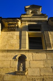 France, Indre et Loire (37), Vallée de la Loire classée Patrimoine Mondial de l'UNESCO, Chinon, détail d'un hôtel particulier dans la rue Haute Saint-Maurice