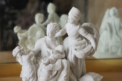 France, Yvelines (78), château de Versailles, classé Patrimoine Mondial de l'UNESCO, appartement de Marie-Antoinette au 2ème étage, biscuit représentant Marie-Antoinette et ses enfants dans leurs activités quotidiennes
