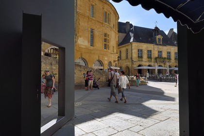 France, Dordogne (24), Périgord Noir, vallée de la Dordogne, Sarlat-la-Canéda, Place de la Liberté, porte de l'église Sainte-Marie reconvertie en marché couvert et espace culturel par l'architecte Jean Nouvel, Architecte Jean Nouvel, Mention obligatoire