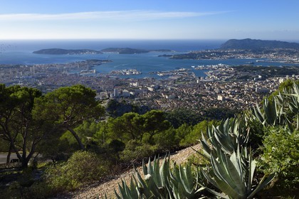 France, Var (83), Toulon, la rade depuis le Mont Faron, la presqu'Ile de Saint-Mandrier et le Cap Sicié en arrière plan