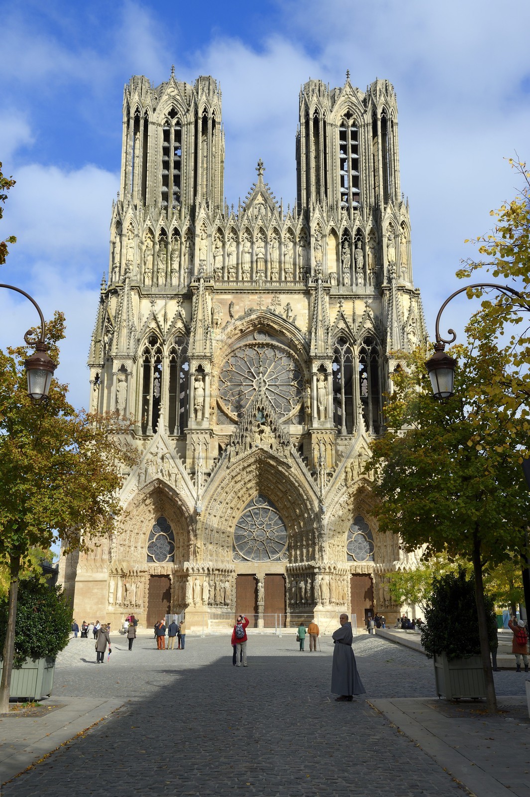 France, Marne (51), Reims, la cathédrale Notre-Dame de Reims, classée Patrimoine Mondial de l'UNESCO, la facade occidentale et moine sur le parvis