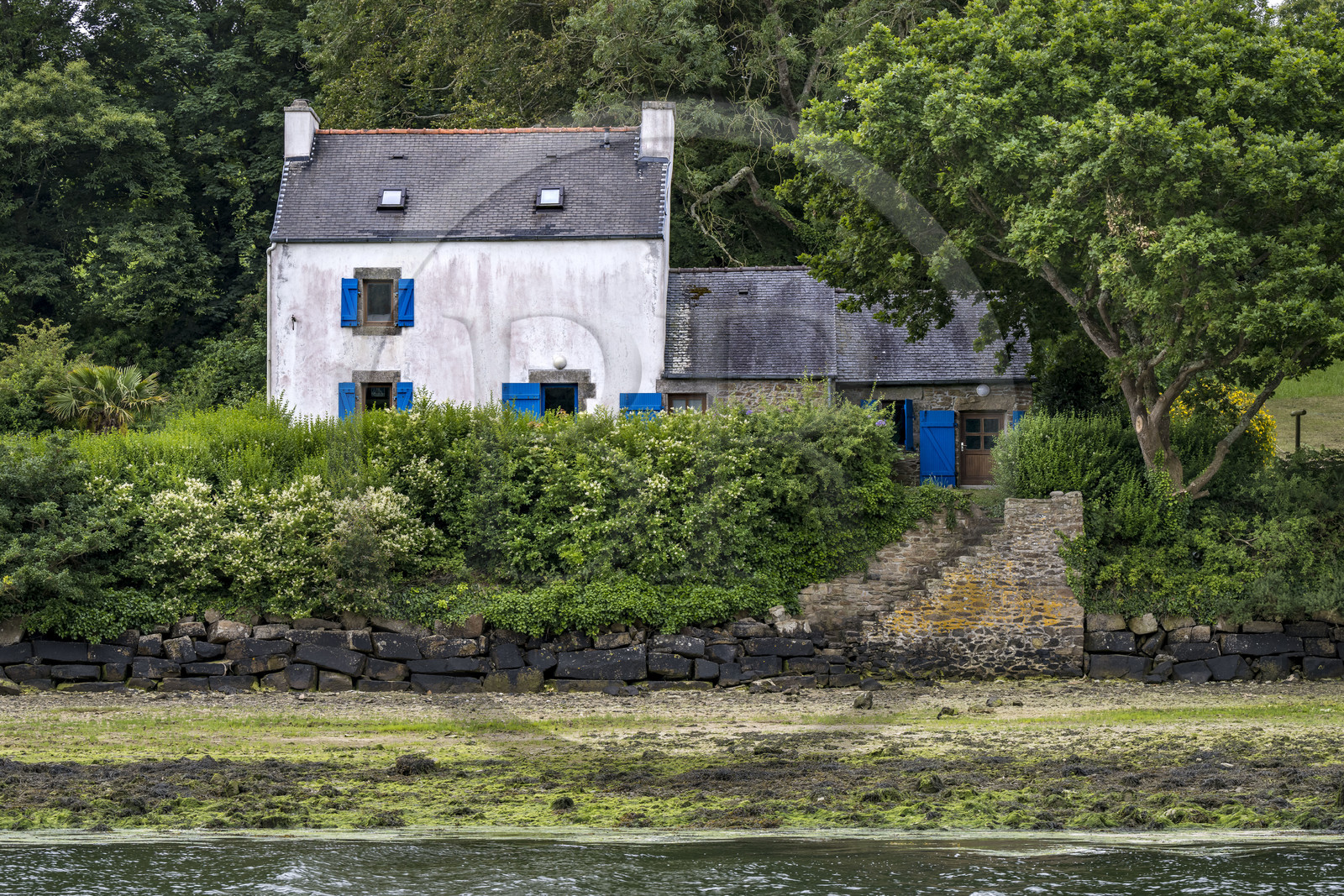 France, Finistère, Abers Country (Pays des Abers), Aber Wrac'h, Lannilis, traditional house on the edge of the Port of Paluden