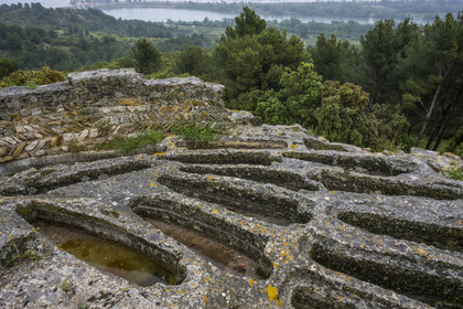 France, Gard (30), Beaucaire, abbaye troglodytique de Saint-Roman, nécropole sur le sommet accueillant des centaines de sépultures creusées dans le rocher