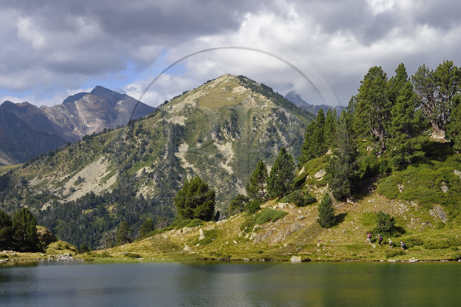 France, Hautes-Pyrénées (65), Saint-Lary-Soulan et Vielle-Aure, randonnée sur une variante du GR10 entre le col de Portet et les lacs de Bastan en bordure de la réserve naturelle de Néouvielle, lac de Bastan inférieur et le massif de Néouvielle en arrière plan