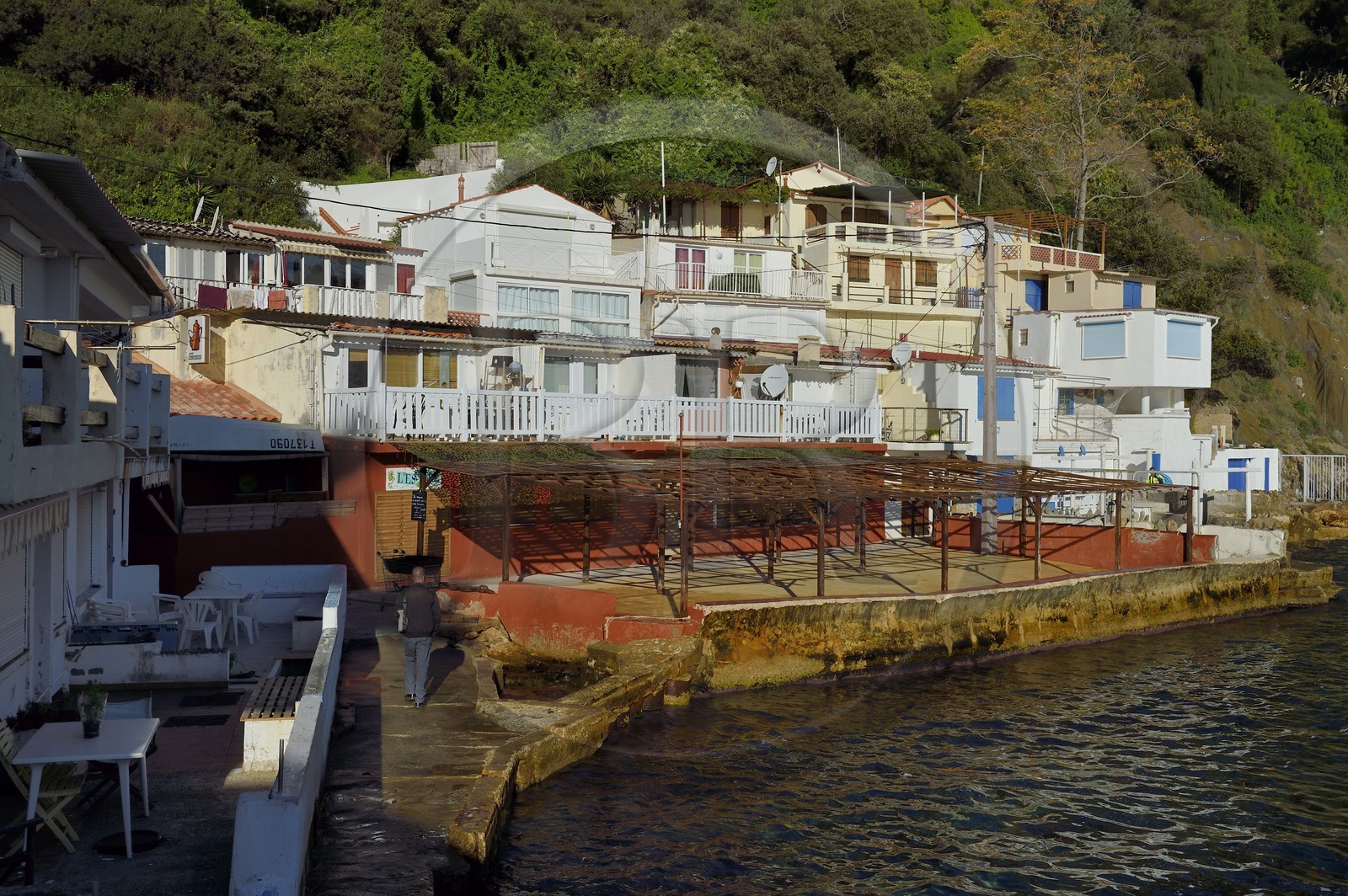 France, Var (83), la rade de Toulon, les cabanons de l'anse de Méjean