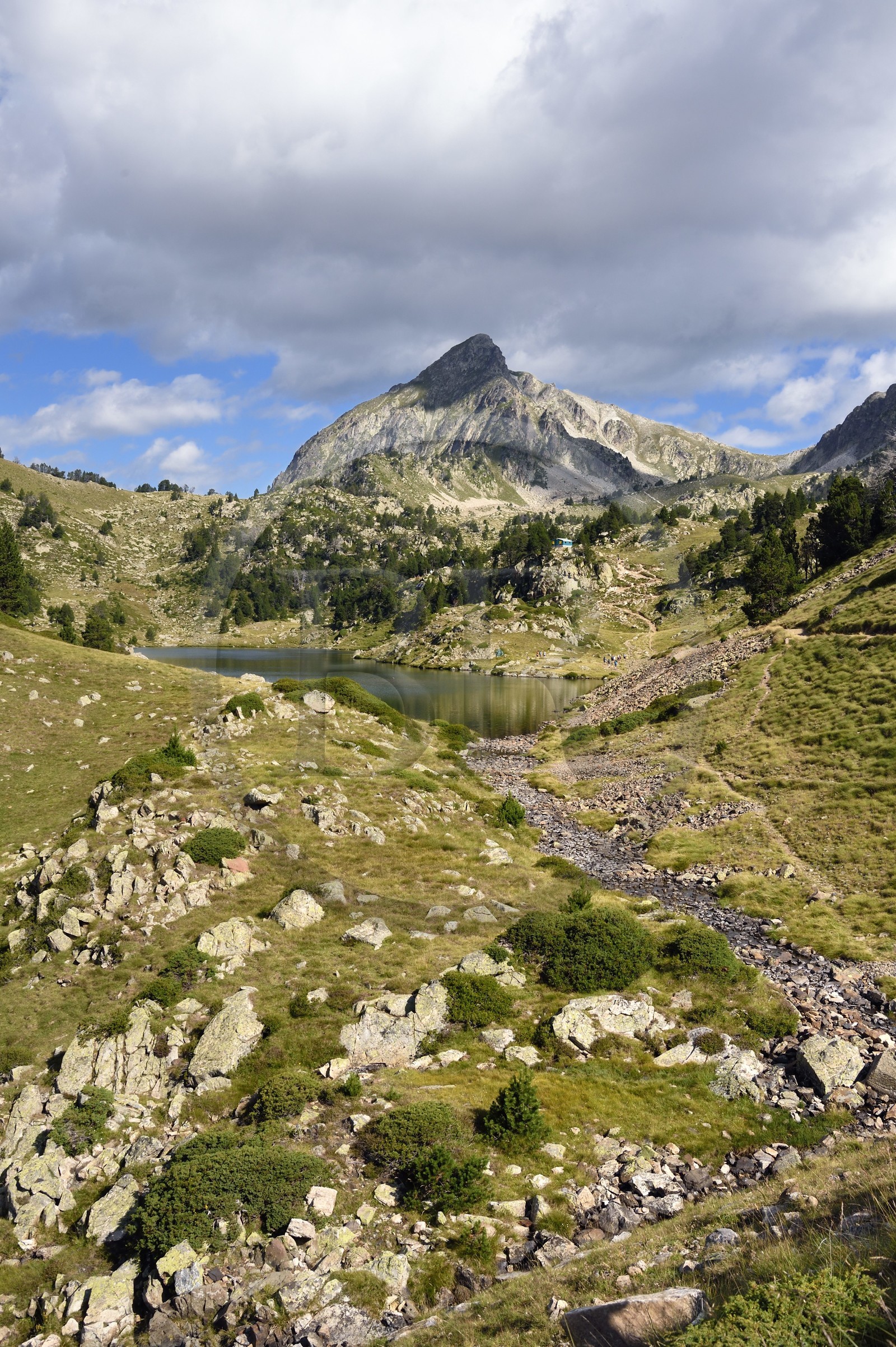 France, Hautes-Pyrénées (65), Saint-Lary-Soulan et Vielle-Aure, randonnée sur une variante du GR10 entre le col de Portet et les lacs de Bastan en bordure de la réserve naturelle de Néouvielle, lac de Bastan du milieu et le pic de Bastan en arrière plan