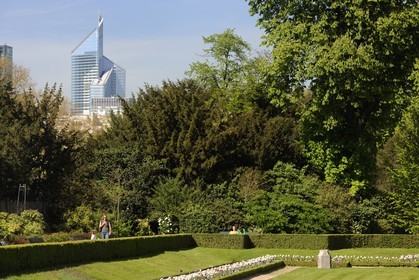 France, Paris (75), le Bois de Boulogne, parc de Bagatelle et les tours de la Défense