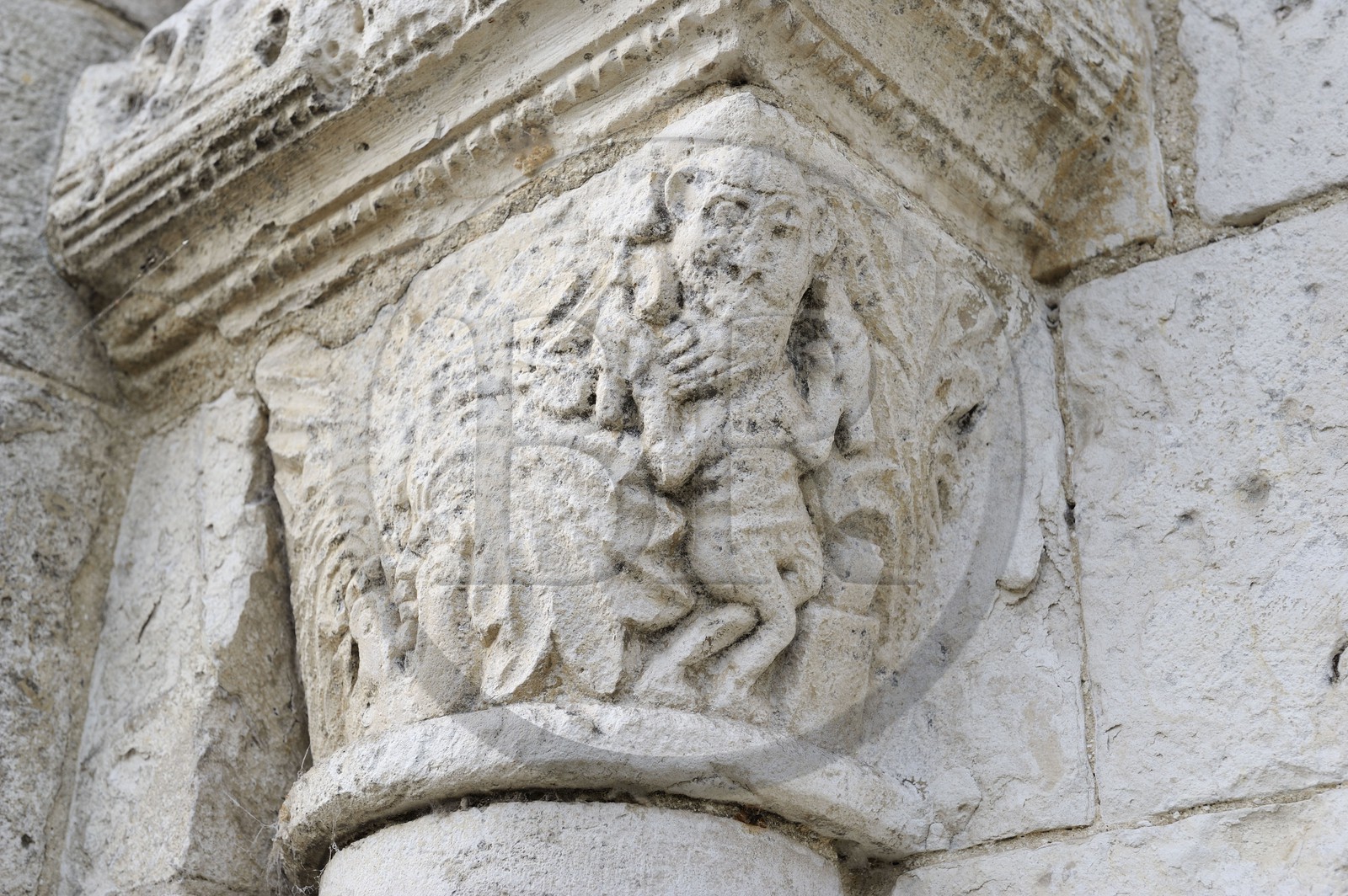 France, Seine-Maritime (76), Saint-Martin-de-Boscherville, Abbaye Saint-Georges de Boscherville du XIIe siècle, chapiteau dit du monnayeur à l'extérieur du chevet