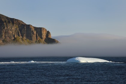 Groenland, cote Nord-Ouest, Murchison sund, falaises de la pointe de l'Ile de Kiatak ou Northumberland