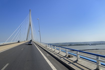 France, entre Calvados (14) et Seine-Maritime (76), le Pont de Normandie enjambe la Seine pour relier les villes de Honfleur et du Havre