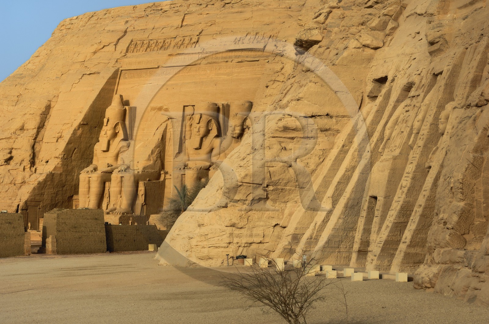 Egypte, Haute Egypte, Nubie, Abou Simbel, site classé Patrimoine Mondial de l'UNESCO, le temple de Ramsès II en arrière plan et le temple de Nefertari dédié à la déesse Hathor à droite