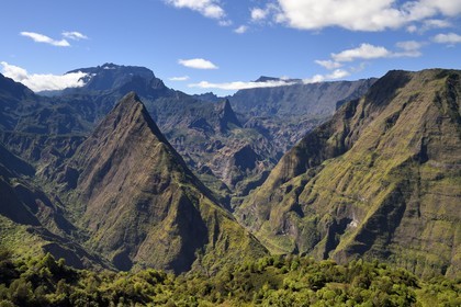France, Ile de la Reunion, Parc National de la Réunion classé Patrimoine Mondial de l'UNESCO, La Possession, vers le village de Dos d'Ane, randonnée de la Roche Bouteille par le sentier Cap Noir, Piton Cabris à gauche dans le Cirque de Mafate