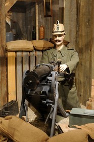 France, Bas-Rhin (67), le Fort de Mutzig, soldats allemands de la guerre 14-18 avec mitrailleuse