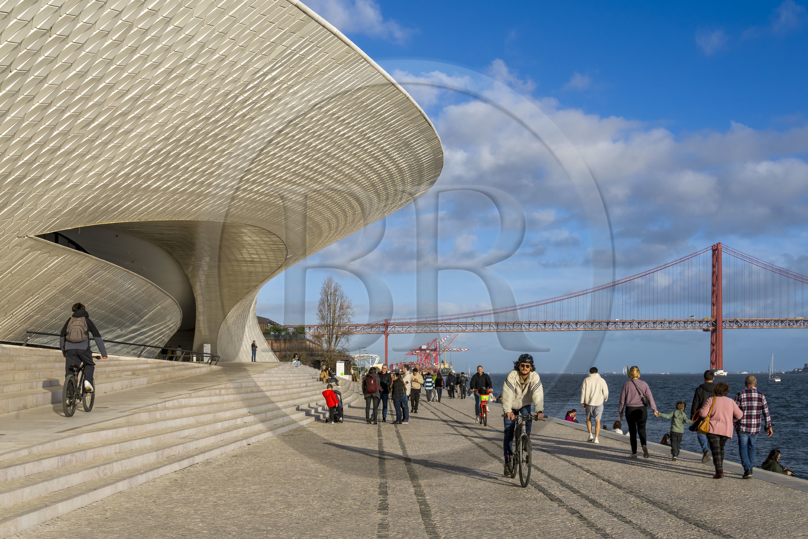 Portugal, Lisbon, Belem district, MAAT (Museum of Art, Architecture and Technology or Museu de Arte, Arquitetura e Tecnologia) on the banks of the Tagus, inaugurated in 2016 and designed by British architect Amanda Levete, the Ponte 25 de Abril bridge in the background