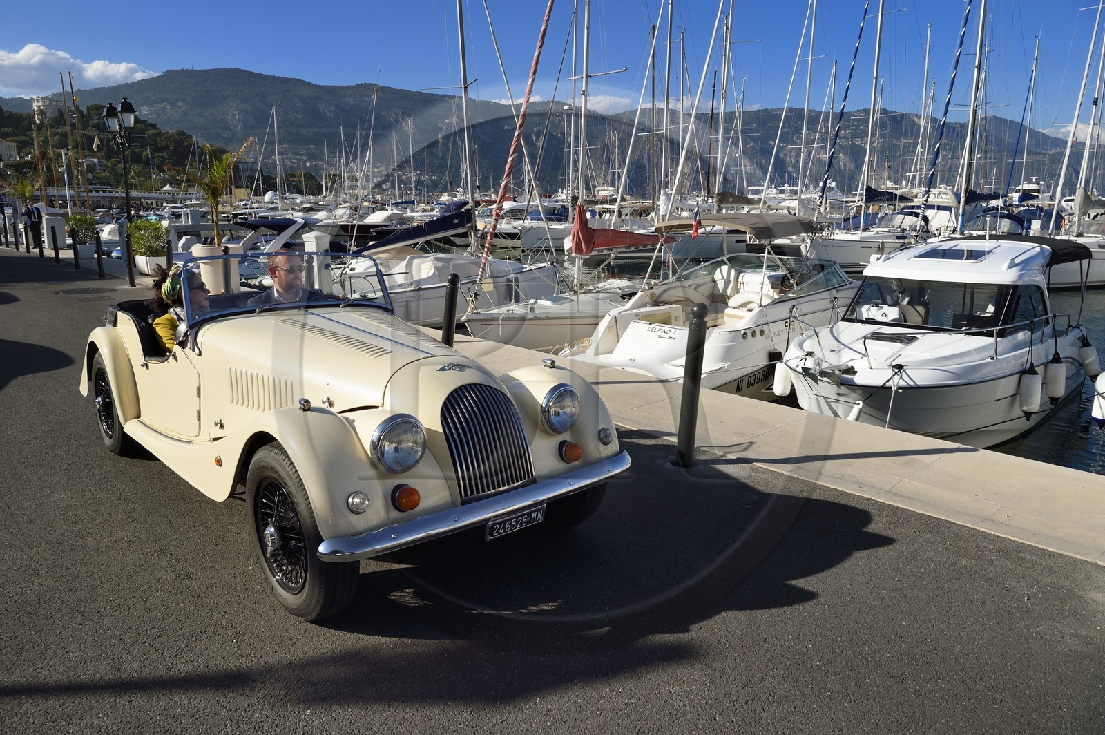 France, Alpes Maritimes (06), port de Saint-Jean-Cap-Ferrat, découverte de la côte dans une voiture vintage Morgan Roadster 4 4